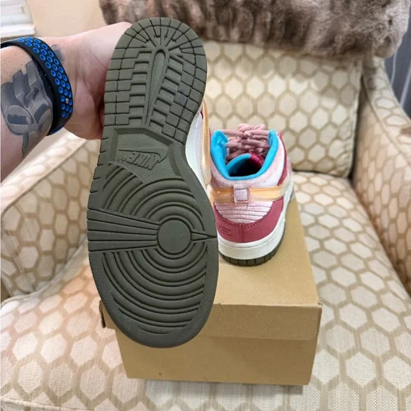Nike Dunk Mid
Social Status Free Lunch Strawberry Milk - Picture 5 of 5